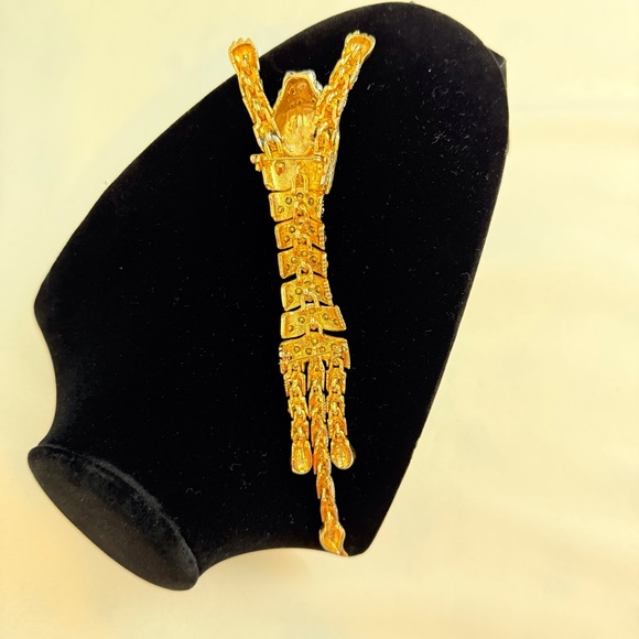 Rhinestone Gold Tone Articulated Lion Brooch - Picture 8 of 16